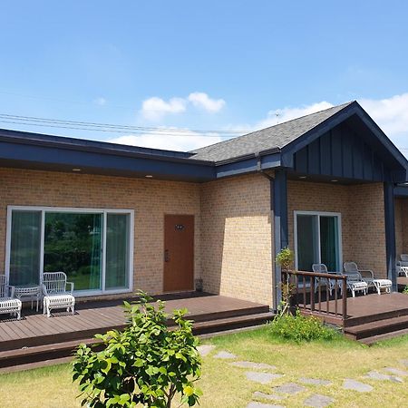 Wind Jeju Cafe & Pension Seogwipo Esterno foto