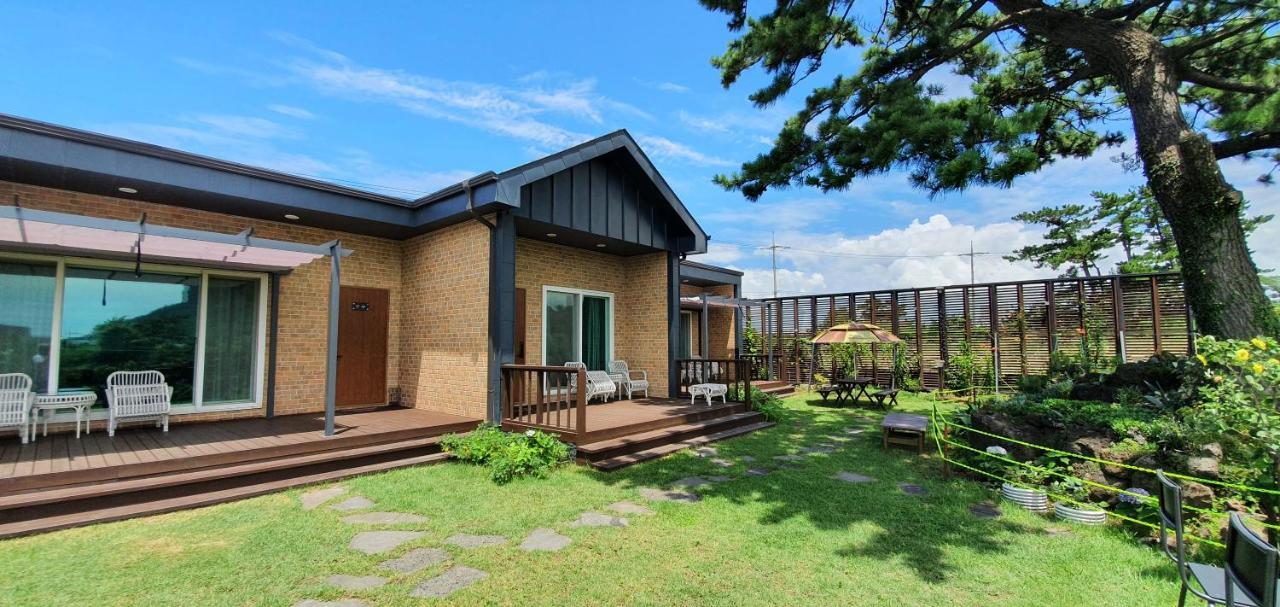 Wind Jeju Cafe & Pension Seogwipo Esterno foto