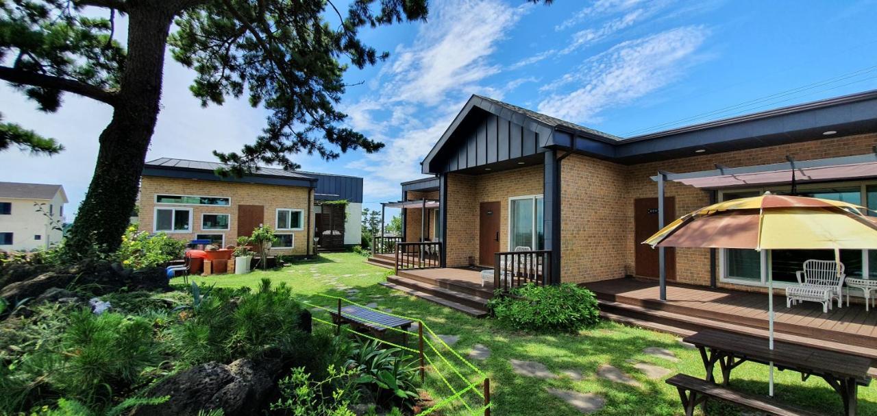 Wind Jeju Cafe & Pension Seogwipo Esterno foto