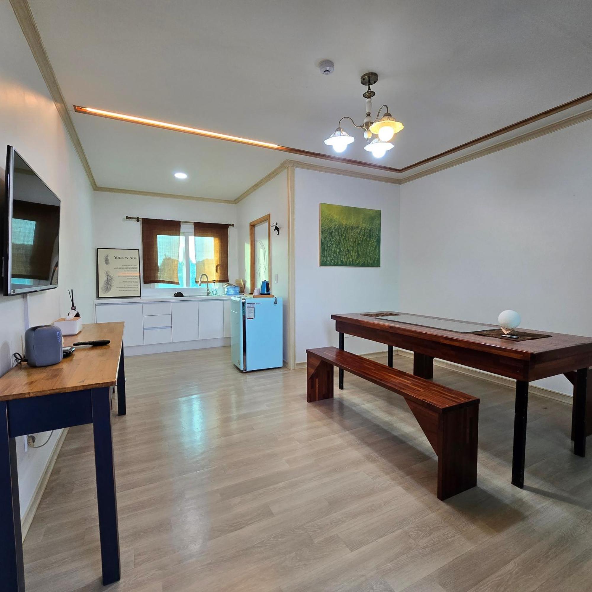 Wind Jeju Cafe & Pension Seogwipo Esterno foto