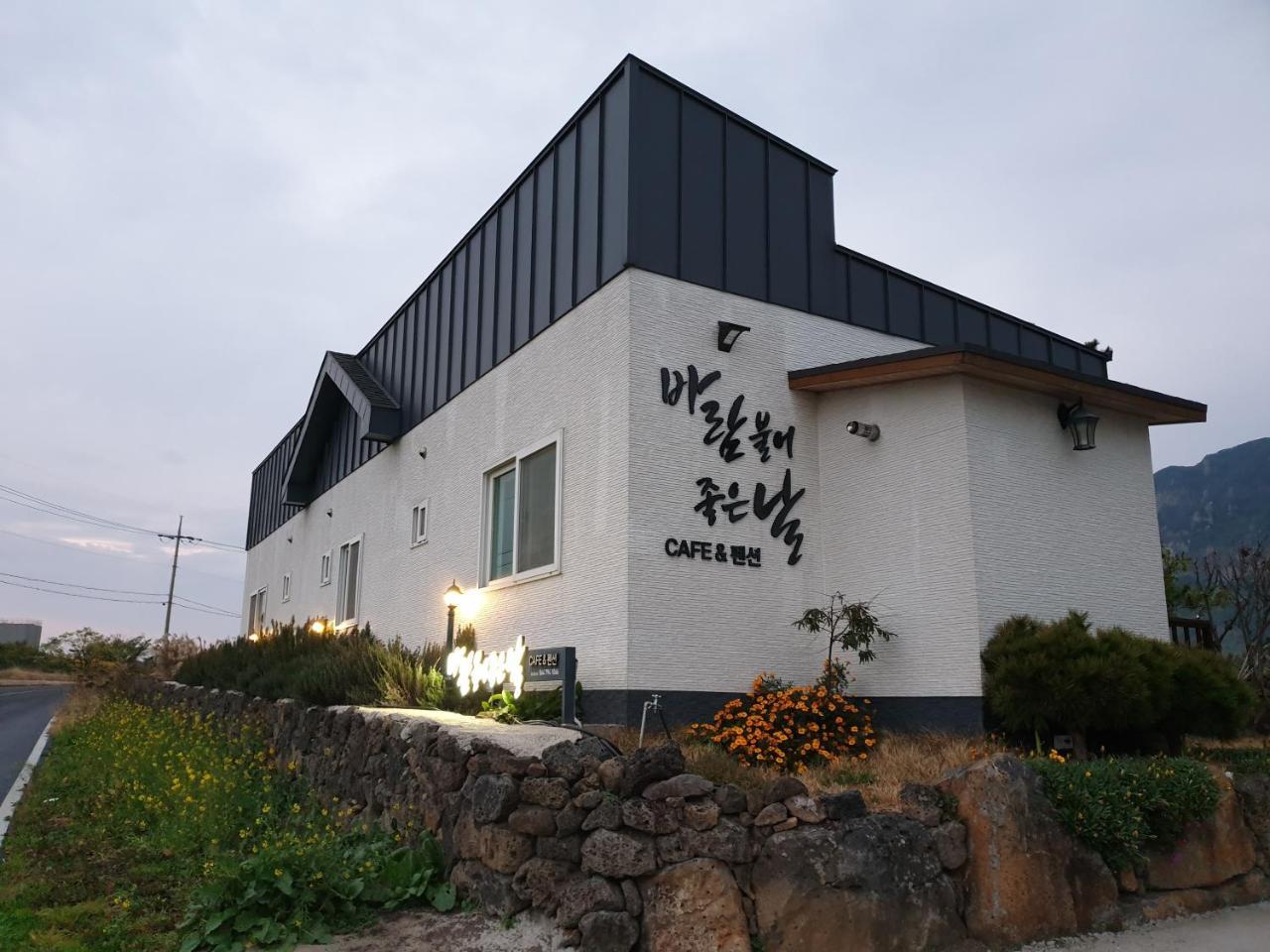 Wind Jeju Cafe & Pension Seogwipo Esterno foto