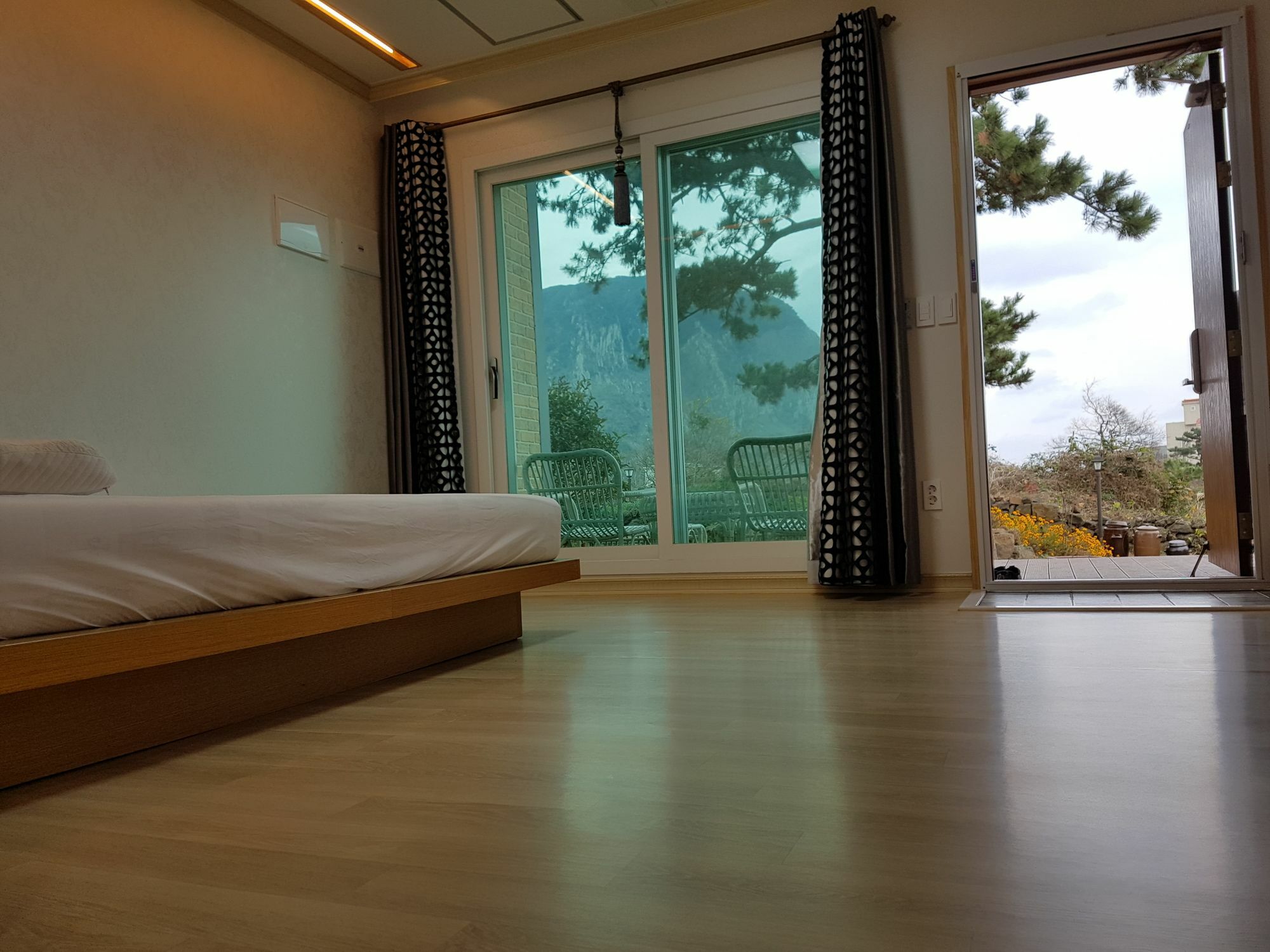 Wind Jeju Cafe & Pension Seogwipo Esterno foto