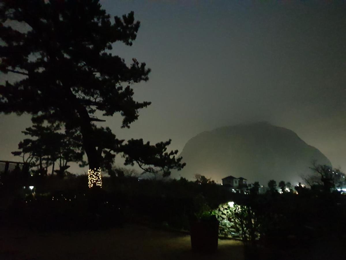 Wind Jeju Cafe & Pension Seogwipo Esterno foto