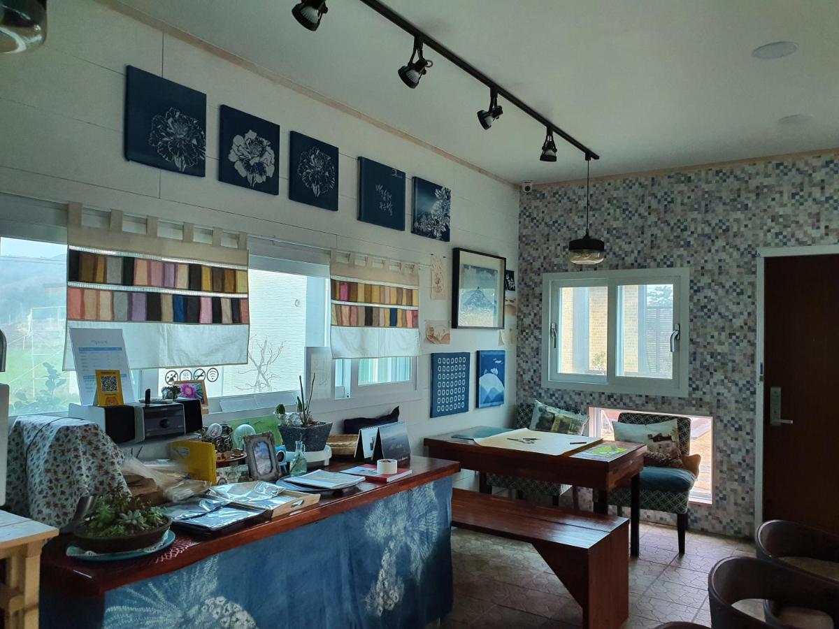 Wind Jeju Cafe & Pension Seogwipo Esterno foto