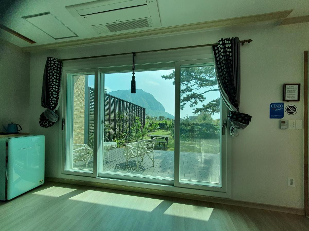 Wind Jeju Cafe & Pension Seogwipo Esterno foto